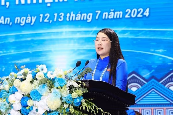 Đồng chí Nguyễn Thị Phương Thúy - Ủy viên Ủy ban Trung ương Hội Liên hiệp Thanh niên Việt Nam, Bí thư Tỉnh đoàn, Chủ tịch Hội Liên hiệp Thanh niên Việt Nam tỉnh Nghệ An phát biểu khai mạc Đại hội. (Ảnh: Đức Anh)