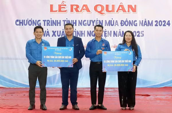 Đại diện Thường trực Hội Liên hiệp thanh niên tỉnh hỗ trợ công trình sân chơi trị giá 50 triệu đồng.