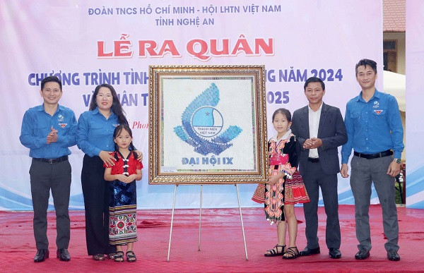 Đồng chí Nguyễn Thị Phương Thúy - Ủy viên Ủy ban Trung ương Hội Liên hiệp thanh niên Việt Nam, Bí thư Tỉnh Đoàn, Chủ tịch Hội Liên hiệp thanh niên Việt Nam tỉnh Nghệ An trao quà cho các em học sinh đón nhận món quà của thiếu nhi Quế Phong hướng về Đại hội Đại biểu toàn quốc Hội Liên hiệp thanh niên Việt Nam nhiệm kỳ 2024 - 2029. Đồng chí Nguyễn Thị Phương Thúy - Ủy viên Ủy ban Trung ương Hội Liên hiệp thanh niên Việt Nam, Bí thư Tỉnh Đoàn, Chủ tịch Hội Liên hiệp thanh niên Việt Nam tỉnh Nghệ An trao quà cho các em học sinh đón nhận món quà của thiếu nhi Quế Phong hướng về Đại hội Đại biểu toàn quốc Hội Liên hiệp thanh niên Việt Nam nhiệm kỳ 2024 - 2029.
