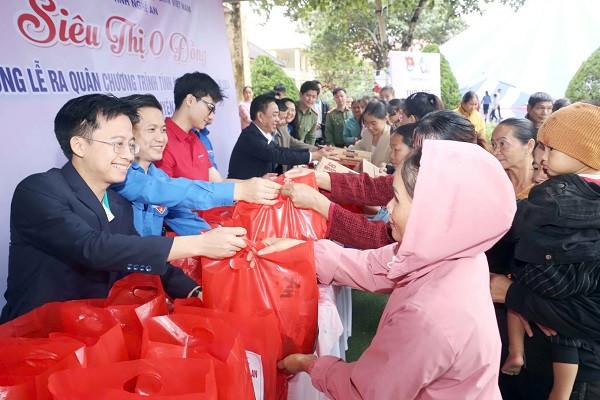 Ban tổ chức triển khai Siêu thị 0 đồng nhằm chia sẻ đến các hoàn cảnh khó khăn trên địa bàn huyện Quế Phong. Ban tổ chức triển khai Siêu thị 0 đồng nhằm chia sẻ đến các hoàn cảnh khó khăn trên địa bàn huyện Quế Phong.