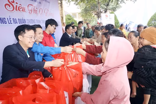 Ban tổ chức triển khai Siêu thị 0 đồng nhằm chia sẻ đến các hoàn cảnh khó khăn trên địa bàn huyện Quế Phong.