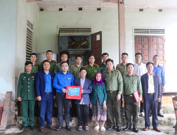 Đại diện Thường trực Tỉnh Đoàn, Ban Thanh niên Công an tỉnh, Huyện đoàn Quế Phong thăm hỏi, trao tặng quà cho già làng, trưởng bản và gia đình chiến sĩ đang công tác tại biên giới. Đại diện Thường trực Tỉnh Đoàn, Ban Thanh niên Công an tỉnh, Huyện đoàn Quế Phong thăm hỏi, trao tặng quà cho già làng, trưởng bản và gia đình chiến sĩ đang công tác tại biên giới.