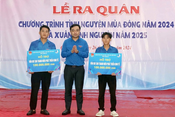 Đồng chí Hồ Phúc Hải - Phó Bí thư Tỉnh Đoàn trao biển hỗ trợ mô hình thanh niên phát triển kinh tế cho đoàn viên Quang Văn Trung và Vi Văn Chí của xã Tiền Phong. Đồng chí Hồ Phúc Hải - Phó Bí thư Tỉnh Đoàn trao biển hỗ trợ mô hình thanh niên phát triển kinh tế cho đoàn viên Quang Văn Trung và Vi Văn Chí của xã Tiền Phong.