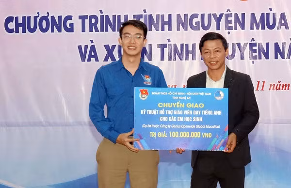 Đồng chí Nguyễn Công Minh - Ủy viên Ban thường vụ Tỉnh Đoàn, Bí thư Đoàn khối Các cơ quan tỉnh, đại diện Liên đoàn VOvinam Nghệ An trao biển chuyển giao kỹ thuật hỗ trợ giáo viên dạy tiếng Anh cho trường Tiểu học Tiền Phong 1, xã Tiền Phong.