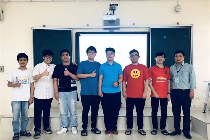 TS Đỗ Đức Đông, Trưởng đoàn và 7 học sinh đoạt giải.