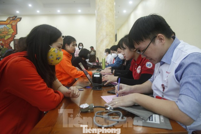 Người dân tỉnh Bắc Giang đăng ký hiến máu tình nguyện.