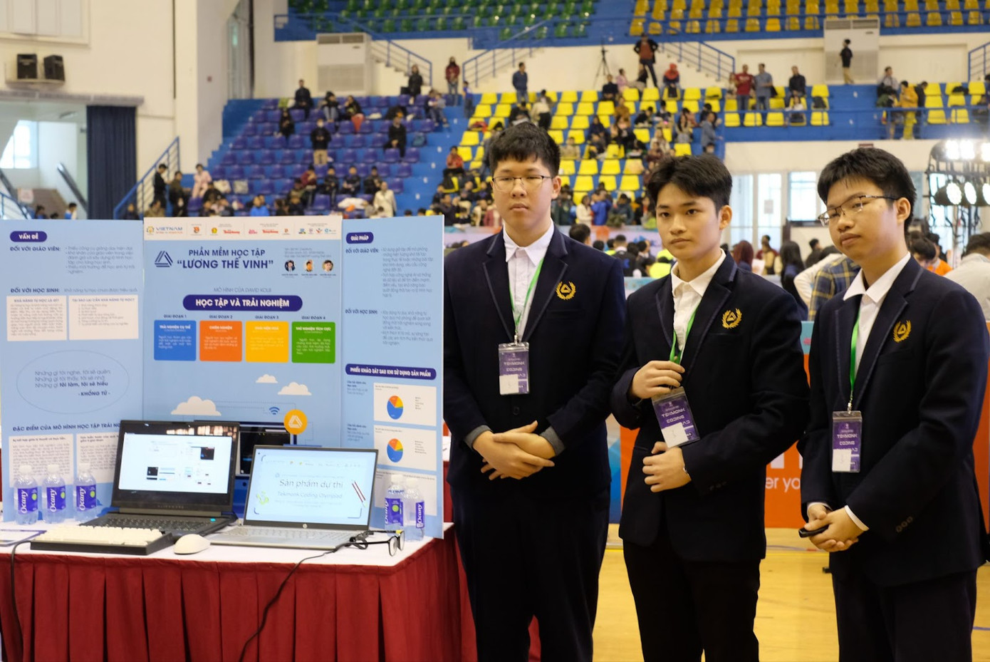 Hình ảnh các đội thi thuyết trình dự án sáng tạo chủ đề “Trường học tương lai”.