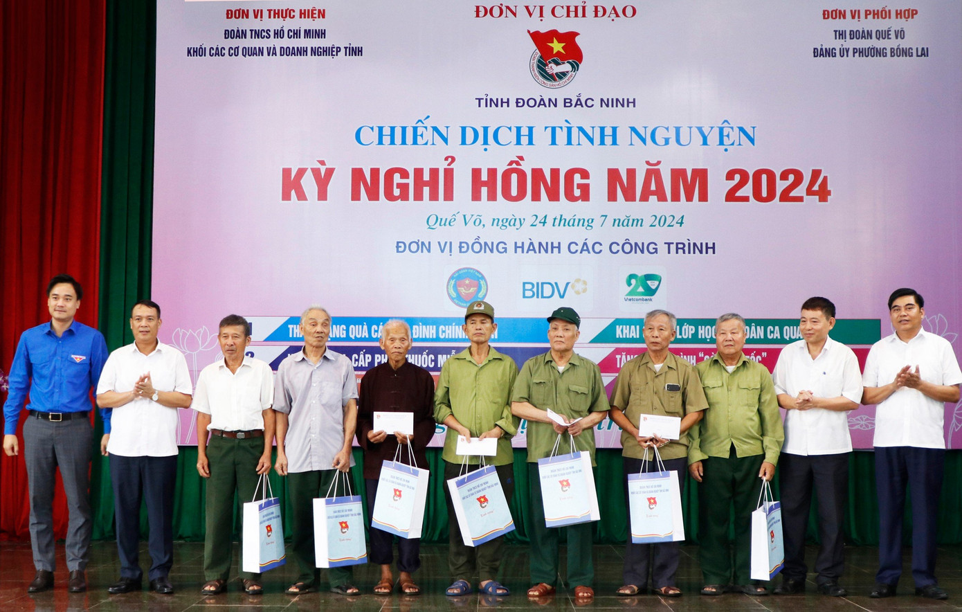Tặng quà cho thương, bệnh binh, thân nhân liệt sĩ và 20 suất quà cho thiếu nhi có hoàn cảnh khó khăn. Tặng quà cho thương, bệnh binh, thân nhân liệt sĩ và 20 suất quà cho thiếu nhi có hoàn cảnh khó khăn.