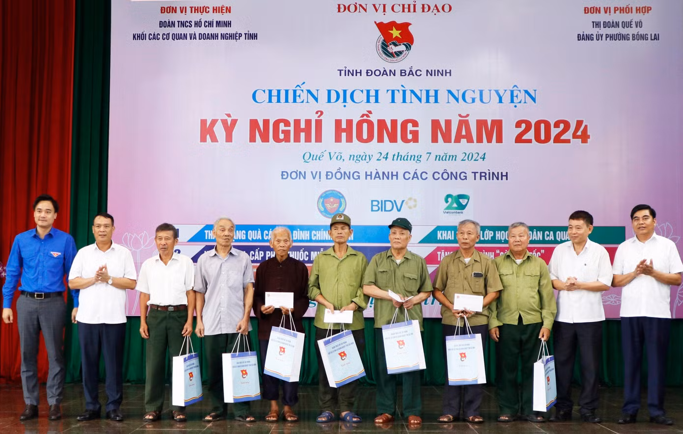 Tặng quà cho thương, bệnh binh, thân nhân liệt sĩ và 20 suất quà cho thiếu nhi có hoàn cảnh khó khăn.