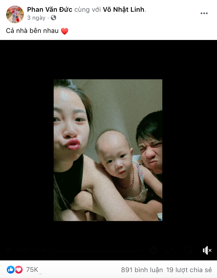 Phan Văn Đức thì có khoảnh khắc cực "nhắng" bên cạnh vợ con. Phan Văn Đức thì có khoảnh khắc cực "nhắng" bên cạnh vợ con.