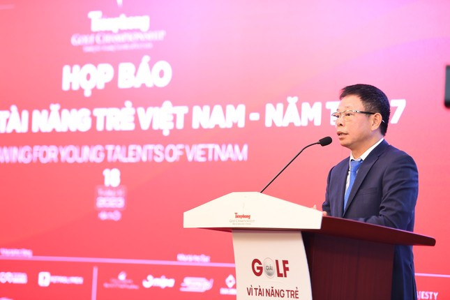 Nhà báo Phùng Công Sưởng - Phó Tổng biên tập báo Tiền Phong, Phó Giám đốc Quỹ Hỗ trợ Tài năng trẻ Việt Nam, Phó Trưởng ban Thường trực giải.