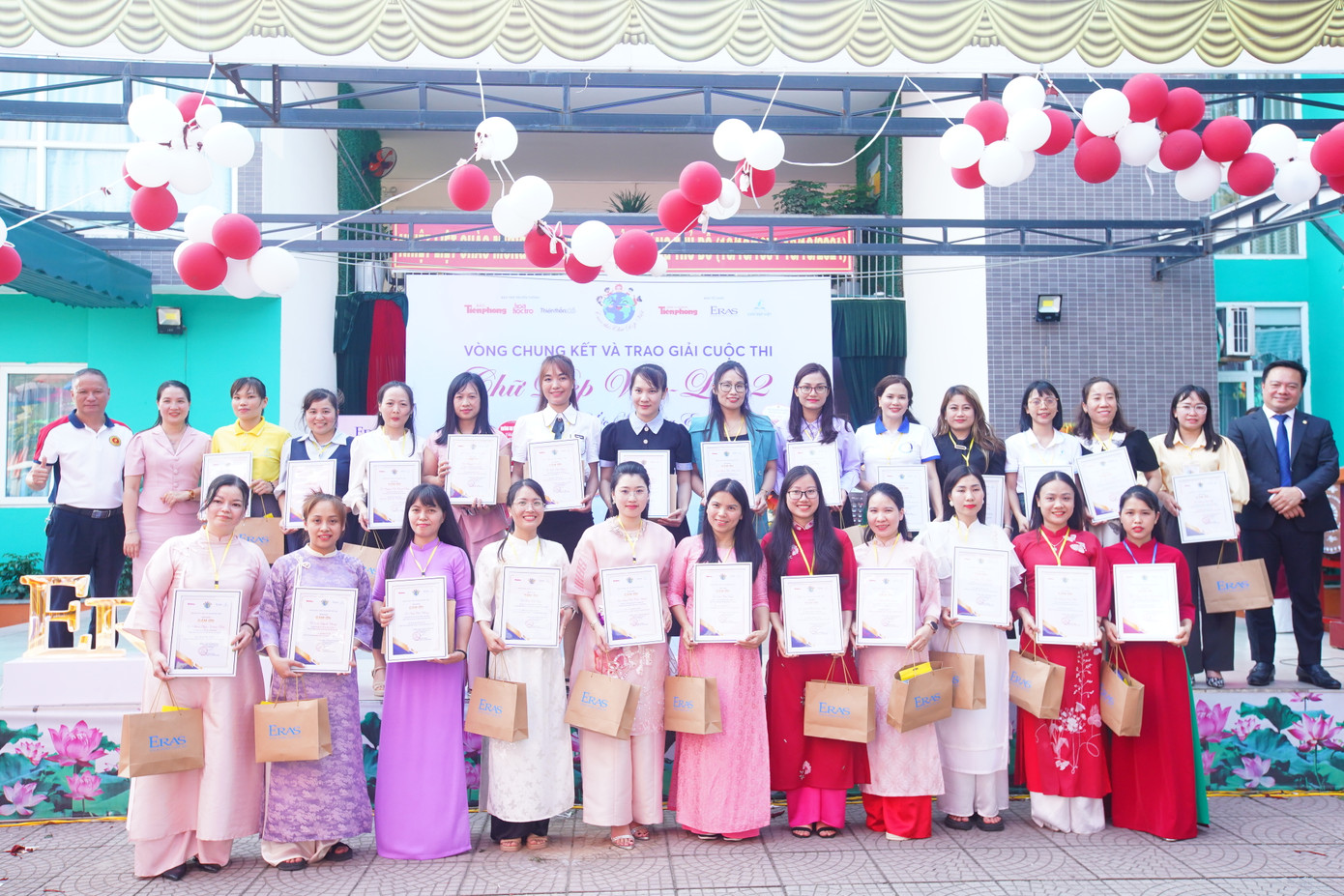 "Cơn mưa giải thưởng" được trao tặng tại cuộc thi Chữ đẹp Việt - lần 2. "Cơn mưa giải thưởng" được trao tặng tại cuộc thi Chữ đẹp Việt - lần 2.