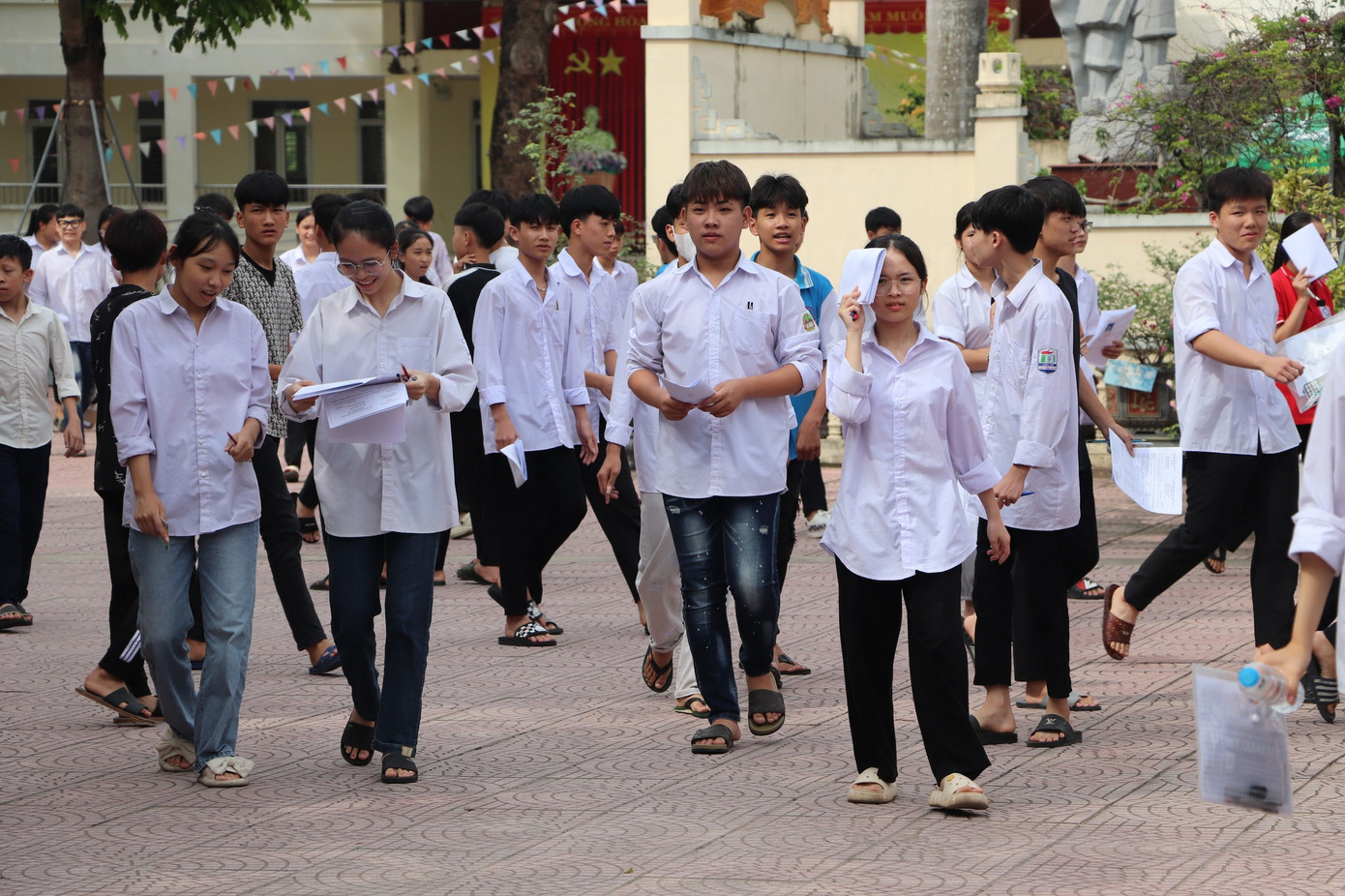 Thí sinh dự thi vào lớp 10 tại Hà Nội sáng 8/6. (Ảnh: Trường THPT Quảng Oai, Ba Vì)