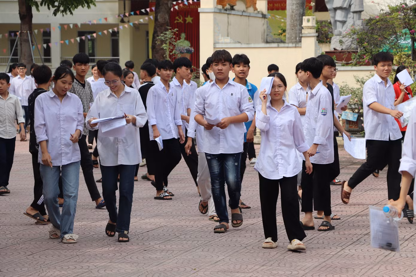 Thí sinh dự thi vào lớp 10 tại Hà Nội sáng 8/6. (Ảnh: Trường THPT Quảng Oai, Ba Vì) Thí sinh dự thi vào lớp 10 tại Hà Nội sáng 8/6. (Ảnh: Trường THPT Quảng Oai, Ba Vì)