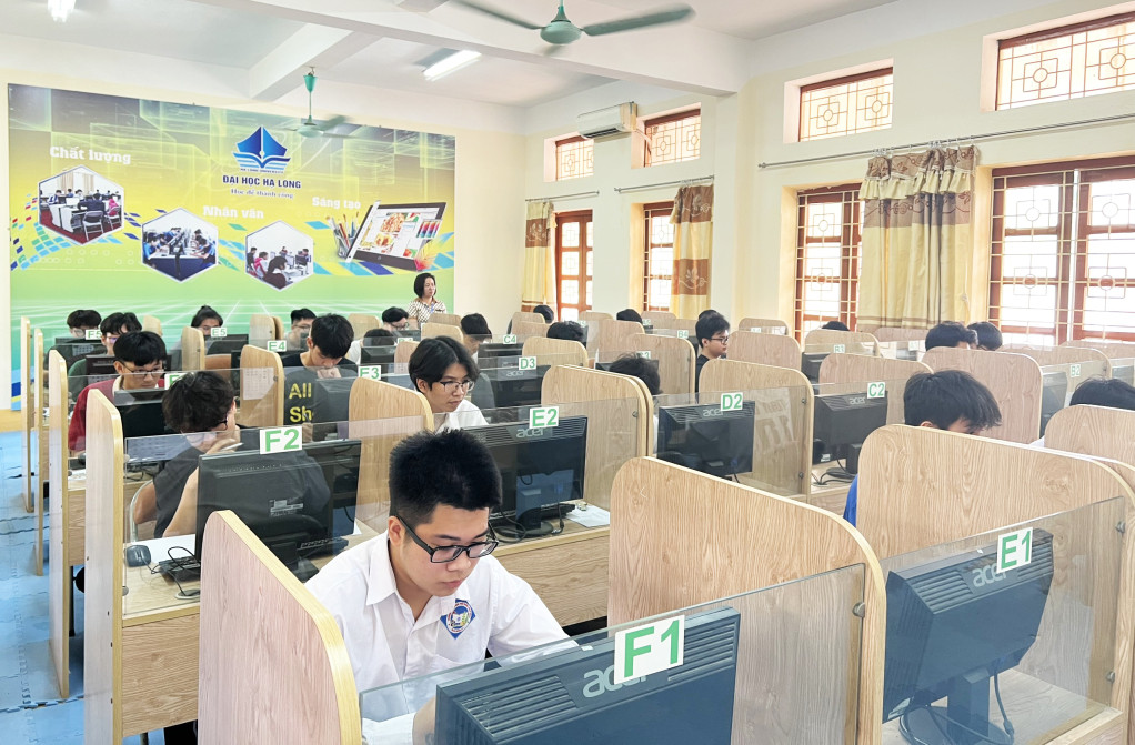 Kỳ thi Đánh giá tư duy năm 2023 tổ chức tại điểm thi ĐH Hạ Long (tỉnh Quảng Ninh). Kỳ thi Đánh giá tư duy năm 2023 tổ chức tại điểm thi ĐH Hạ Long (tỉnh Quảng Ninh).