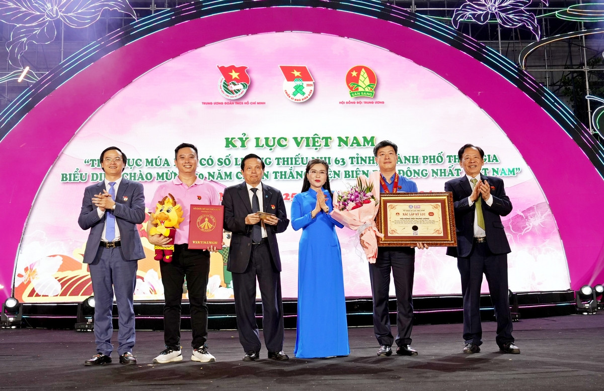 Tổ chức kỷ lục Việt Nam đã trao kỷ lục: “Tiết mục múa xoè có số lượng thiếu nhi 63 tỉnh, thành phố tham gia biểu diễn chào mừng 70 năm chiến thắng Điện Biên Phủ đông nhất Việt Nam” cho Hội đồng Đội Trung ương. Tổ chức kỷ lục Việt Nam đã trao kỷ lục: “Tiết mục múa xoè có số lượng thiếu nhi 63 tỉnh, thành phố tham gia biểu diễn chào mừng 70 năm chiến thắng Điện Biên Phủ đông nhất Việt Nam” cho Hội đồng Đội Trung ương.