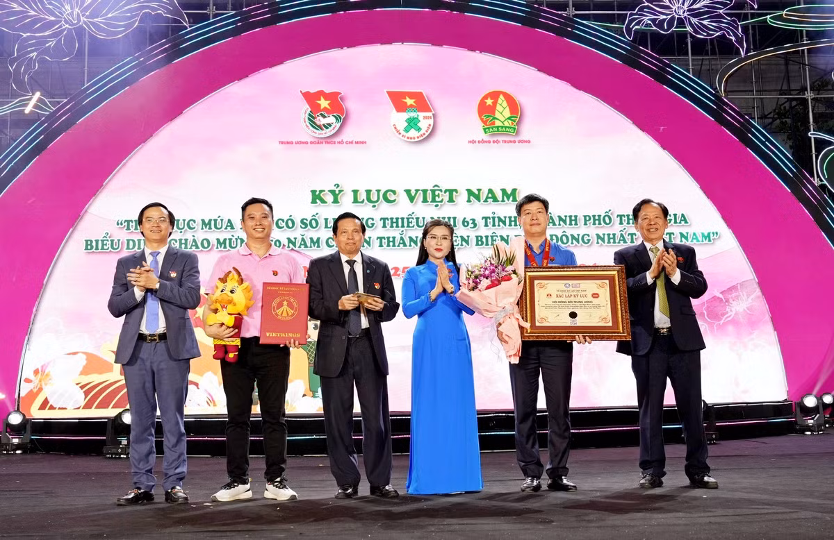 Tổ chức kỷ lục Việt Nam đã trao kỷ lục: “Tiết mục múa xoè có số lượng thiếu nhi 63 tỉnh, thành phố tham gia biểu diễn chào mừng 70 năm chiến thắng Điện Biên Phủ đông nhất Việt Nam” cho Hội đồng Đội Trung ương.
