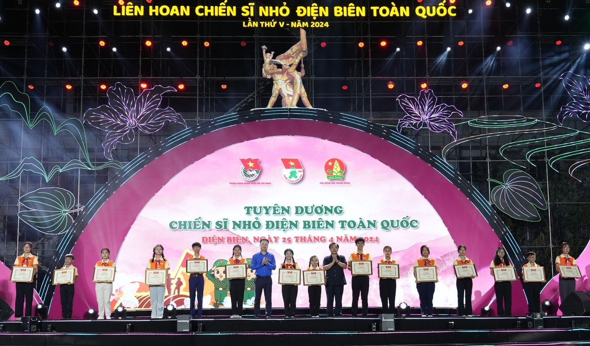 Trao Bằng khen của T.Ư Đoàn, Hội đồng Đội T.Ư cho các Chiến sĩ nhỏ Điện Biên tiêu biểu và xuất sắc toàn quốc. Trao Bằng khen của T.Ư Đoàn, Hội đồng Đội T.Ư cho các Chiến sĩ nhỏ Điện Biên tiêu biểu và xuất sắc toàn quốc.