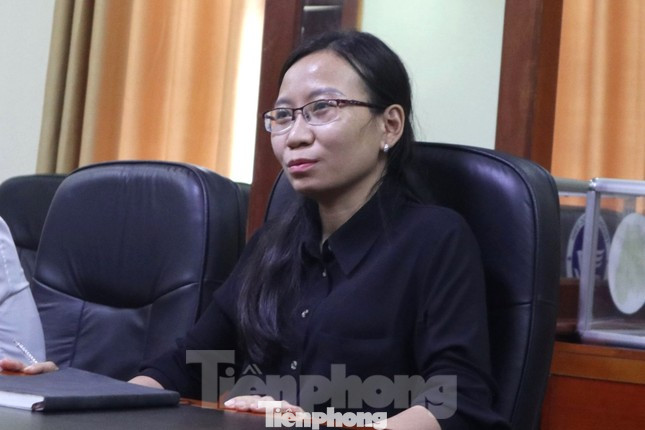 Cô Đặng Việt Hà, giáo viên chủ nhiệm lớp 10A15, trường THPT chuyên Đại học Vinh. Cô Đặng Việt Hà, giáo viên chủ nhiệm lớp 10A15, trường THPT chuyên Đại học Vinh.