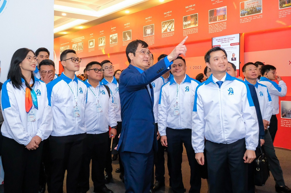 Bí thư thứ nhất T.Ư Đoàn Bùi Quang Huy; Bí thư T.Ư Đoàn, Chủ tịch Hội SVVN khóa X Nguyễn Minh Triết cùng các đại biểu tham quan Triển lãm.