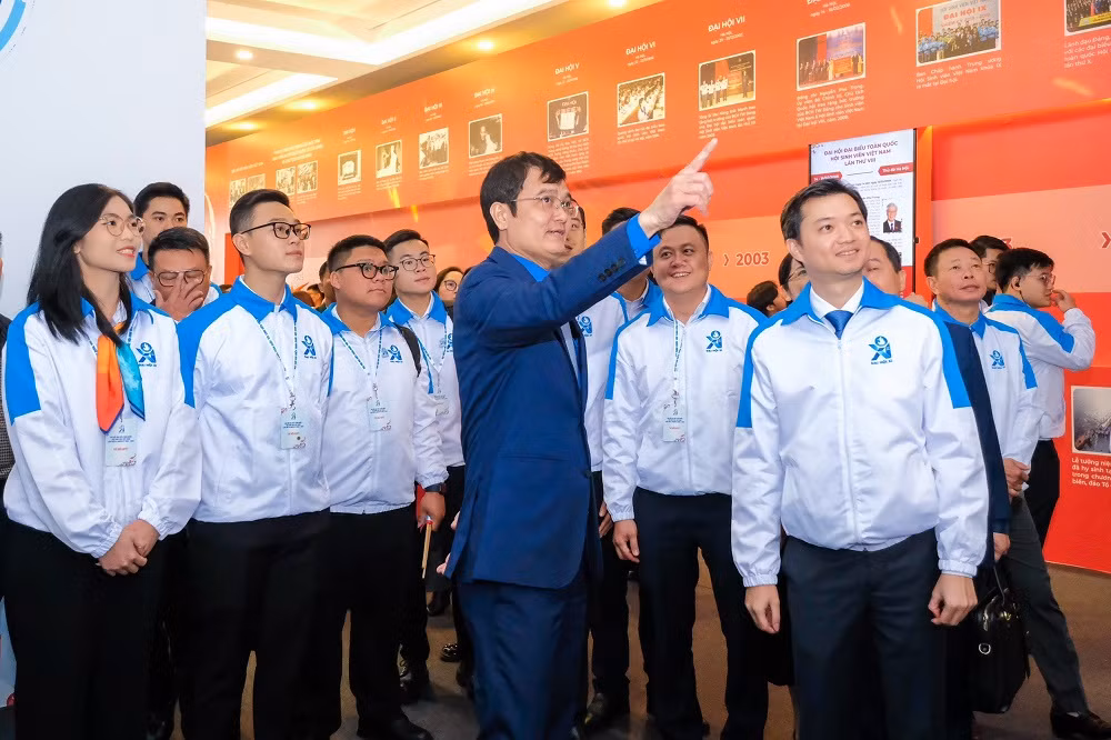 Bí thư thứ nhất T.Ư Đoàn Bùi Quang Huy; Bí thư T.Ư Đoàn, Chủ tịch Hội SVVN khóa X Nguyễn Minh Triết cùng các đại biểu tham quan Triển lãm. Bí thư thứ nhất T.Ư Đoàn Bùi Quang Huy; Bí thư T.Ư Đoàn, Chủ tịch Hội SVVN khóa X Nguyễn Minh Triết cùng các đại biểu tham quan Triển lãm.