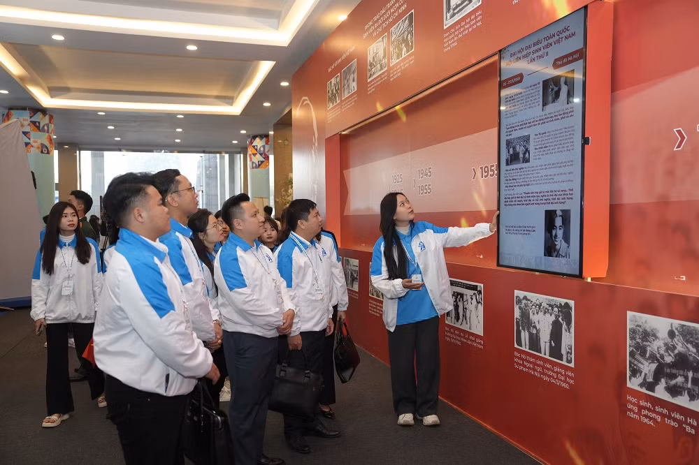 Đại biểu dự Đại hội tham quan Triển lãm. Đại biểu dự Đại hội tham quan Triển lãm.