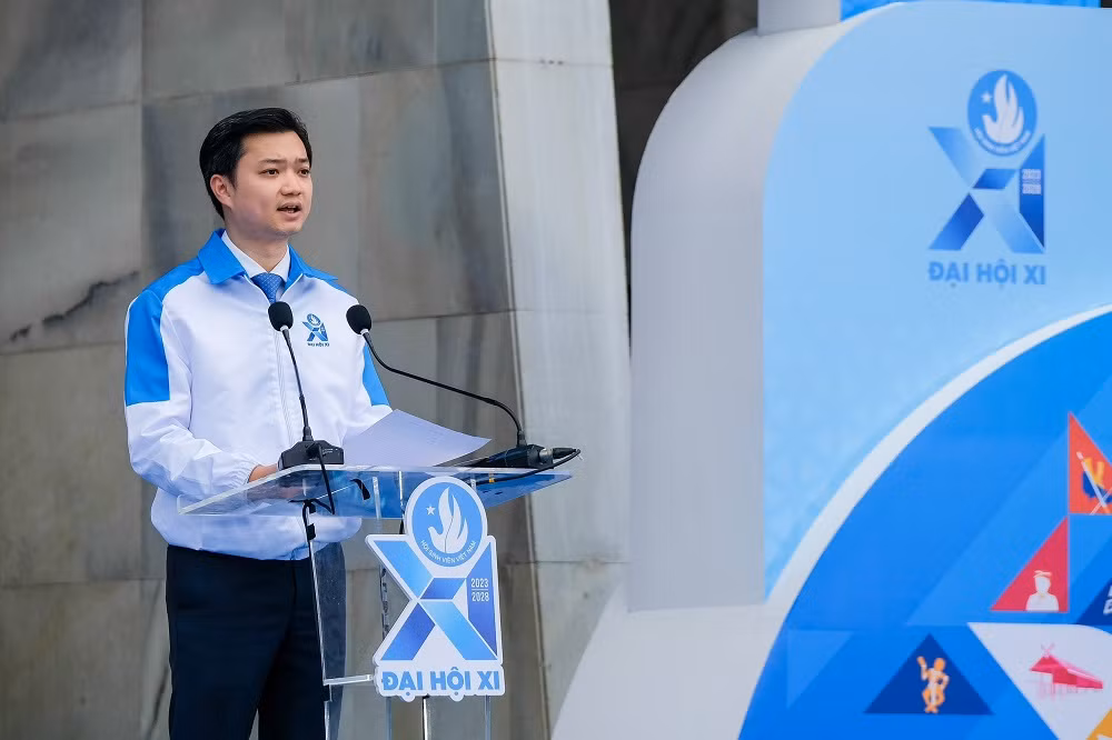 Đồng chí Nguyễn Minh Triết - Bí thư T.Ư Đoàn, Chủ tịch Hội Sinh viên Việt Nam khóa X. Đồng chí Nguyễn Minh Triết - Bí thư T.Ư Đoàn, Chủ tịch Hội Sinh viên Việt Nam khóa X.