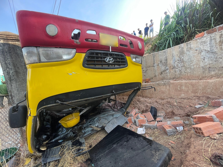 Chiếc xe bị hư hỏng nặng sau vụ lật. (Ảnh: Văn Ngọc) Chiếc xe bị hư hỏng nặng sau vụ lật. (Ảnh: Văn Ngọc)