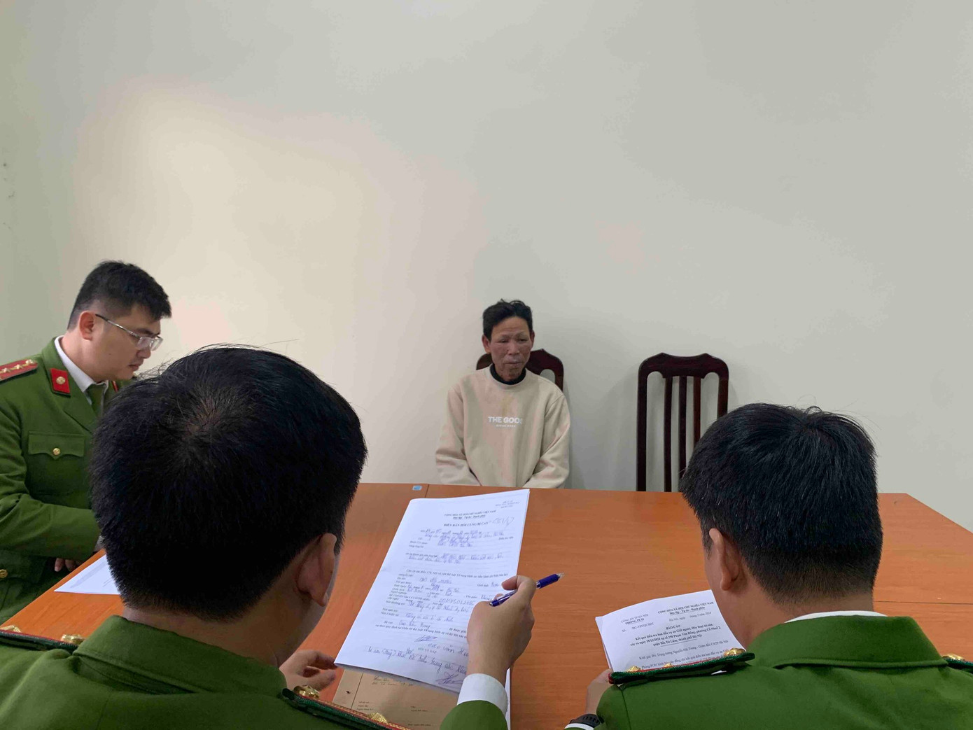 Cơ quan Công An đang thực hiện lấy lời khai với đối tượng Cao Văn Hùng, sinh năm 1973.