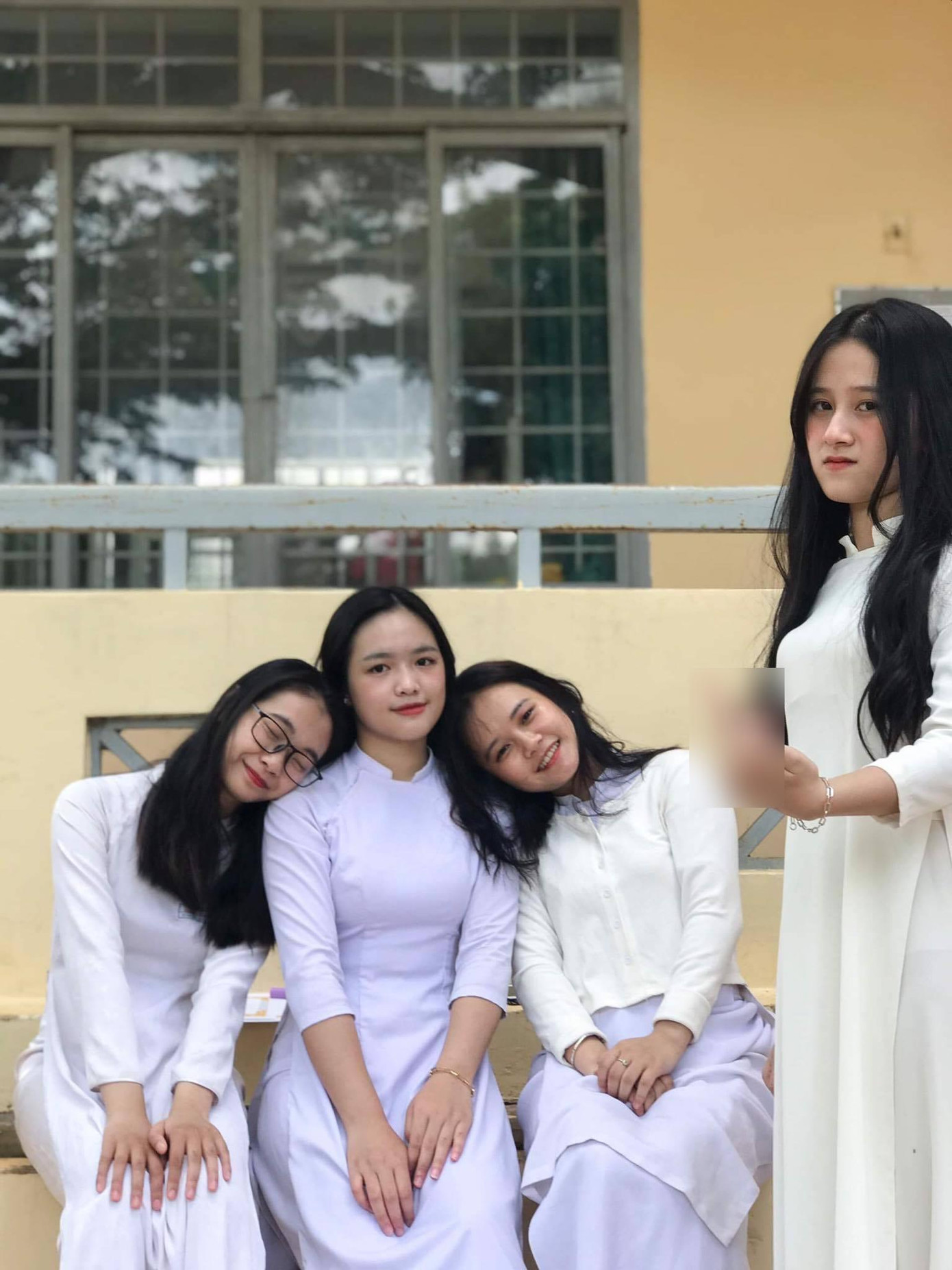 Nhóm nữ sinh xuất hiện trong đoạn video trên học tại trường THPT Nguyễn Trãi (TP. Buôn Ma Thuột, Đắk Lắk). Nhóm nữ sinh xuất hiện trong đoạn video trên học tại trường THPT Nguyễn Trãi (TP. Buôn Ma Thuột, Đắk Lắk).