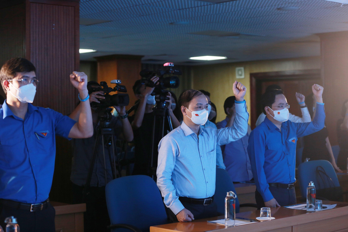 Các đại biểu tham dự bày tỏ quyết tâm hỗ trợ các em mồ côi do Covid-19 qua chương trình "Nối vòng tay thương". Các đại biểu tham dự bày tỏ quyết tâm hỗ trợ các em mồ côi do Covid-19 qua chương trình "Nối vòng tay thương".