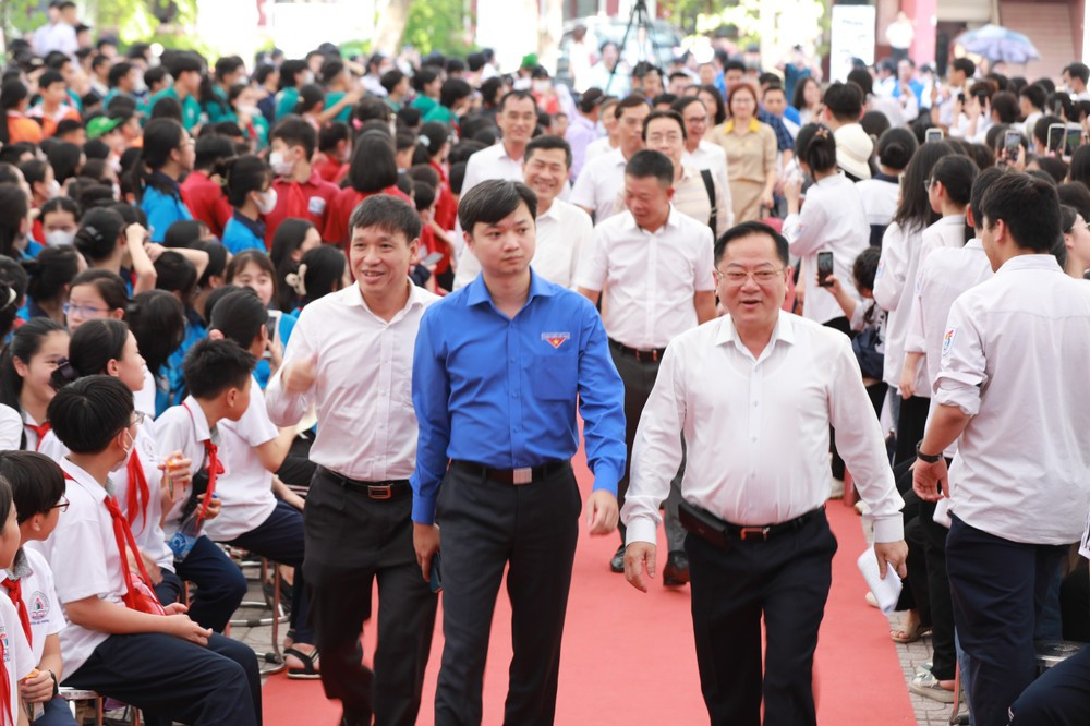 Các vị đại biểu, khách mời, diễn giả tham gia diễn đàn có anh Nguyễn Minh Triết - Bí thư Trung ương Đoàn, Chủ tịch Trung ương Hội Sinh viên Việt Nam; ông Đặng Hoa Nam, Cục trưởng Cục Trẻ em, Bộ Lao động Thương binh và Xã hội; ông Nguyễn Xuân An Việt, Phó Vụ Trưởng Vụ Chính trị và Công tác Học sinh, Sinh viên, Bộ GD&ĐT... Các vị đại biểu, khách mời, diễn giả tham gia diễn đàn có anh Nguyễn Minh Triết - Bí thư Trung ương Đoàn, Chủ tịch Trung ương Hội Sinh viên Việt Nam; ông Đặng Hoa Nam, Cục trưởng Cục Trẻ em, Bộ Lao động Thương binh và Xã hội; ông Nguyễn Xuân An Việt, Phó Vụ Trưởng Vụ Chính trị và Công tác Học sinh, Sinh viên, Bộ GD&ĐT...