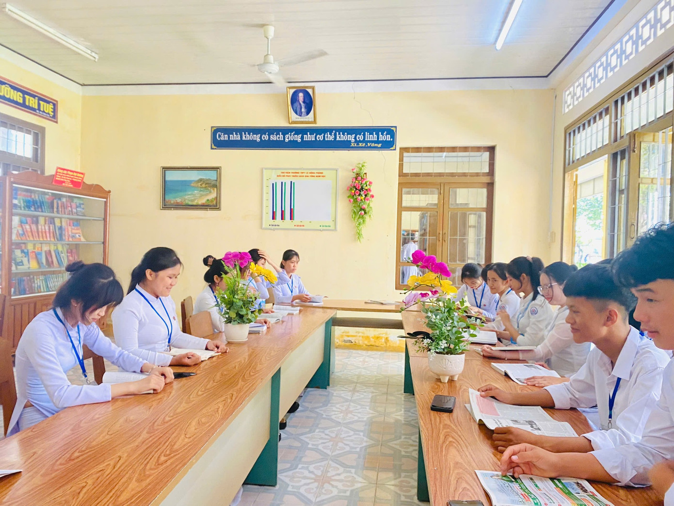 Học sinh trường THPT Lê Hồng Phong đọc sách tại thư viện trường. (Ảnh: Fanpage trường THPT Lê Hồng Phong)