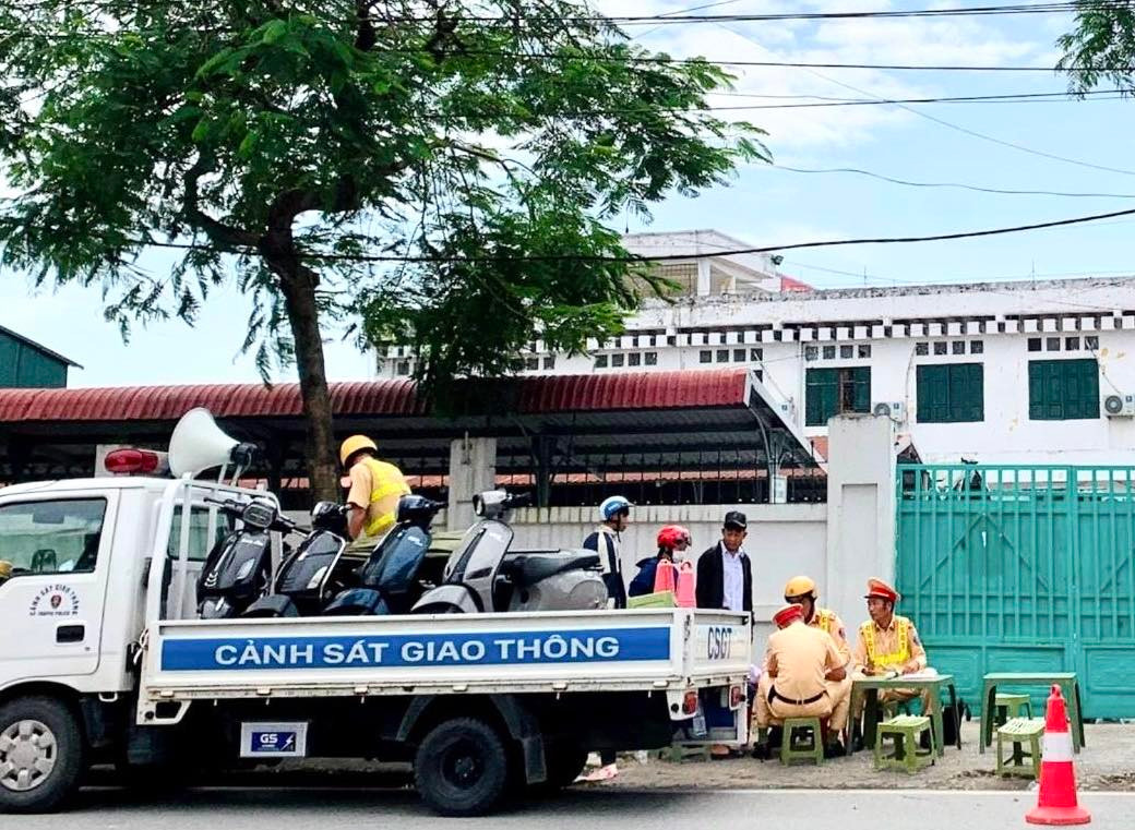 Tăng cường xử phạt học sinh vi phạm an toàn giao thông. (Ảnh: Công an tỉnh Vĩnh Phúc)
