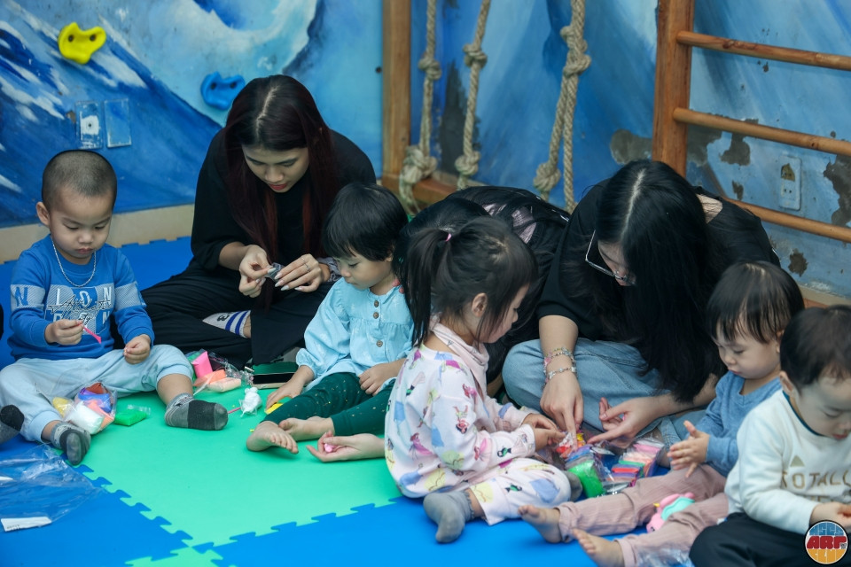 Tận tình, hướng dẫn các em nhỏ tại trung tâm làm đất nặn tự khô. Tận tình, hướng dẫn các em nhỏ tại trung tâm làm đất nặn tự khô.