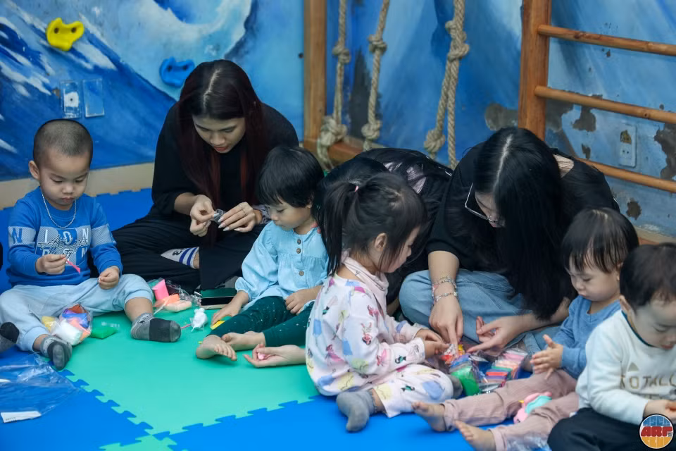 Tận tình, hướng dẫn các em nhỏ tại trung tâm làm đất nặn tự khô.