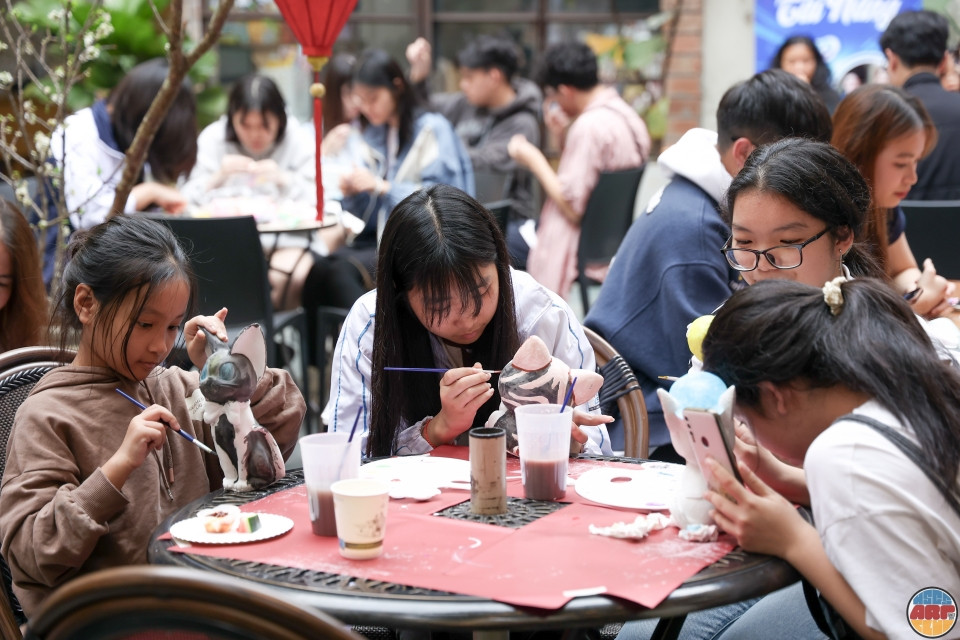 Các bạn nhỏ vô cùng thích thú với hoạt động tô tượng. Các bạn nhỏ vô cùng thích thú với hoạt động tô tượng.