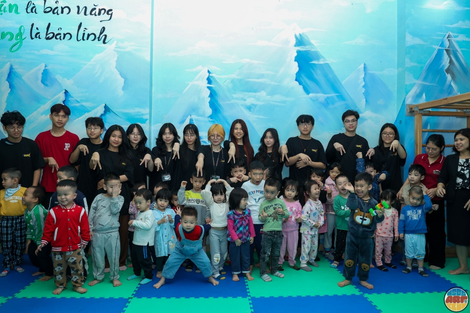 HSGS Art Club đã tới thăm trung tâm để giao lưu, gặp gỡ và tặng quà nhỏ cho các em. HSGS Art Club đã tới thăm trung tâm để giao lưu, gặp gỡ và tặng quà nhỏ cho các em.