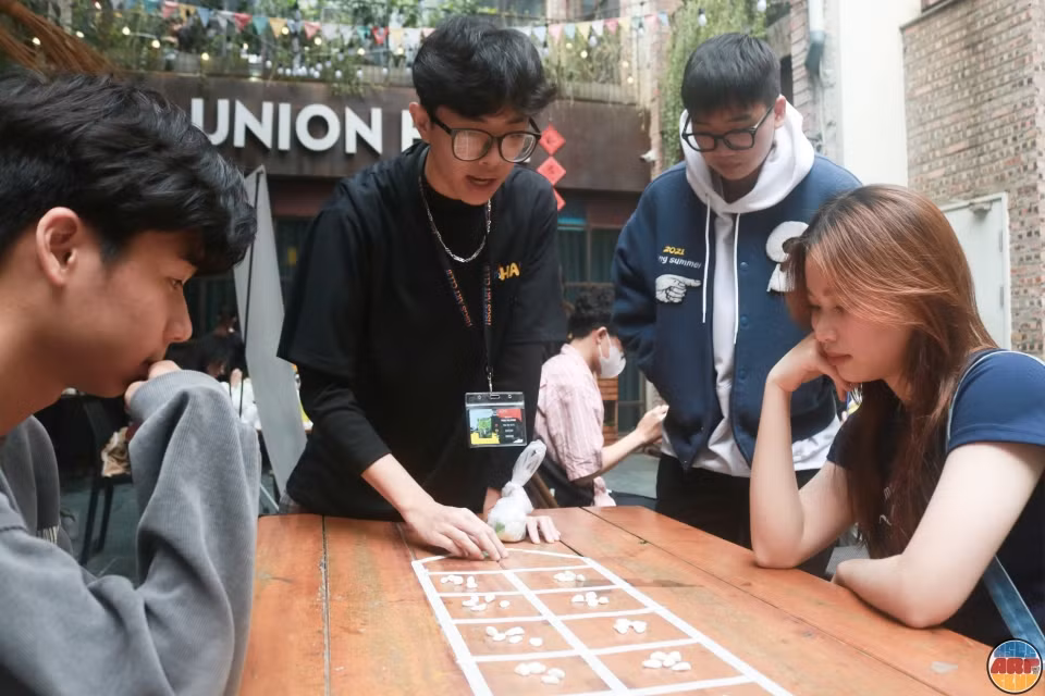 Hướng dẫn chi tiết về cách chơi ô ăn quan cho khách tham gia.