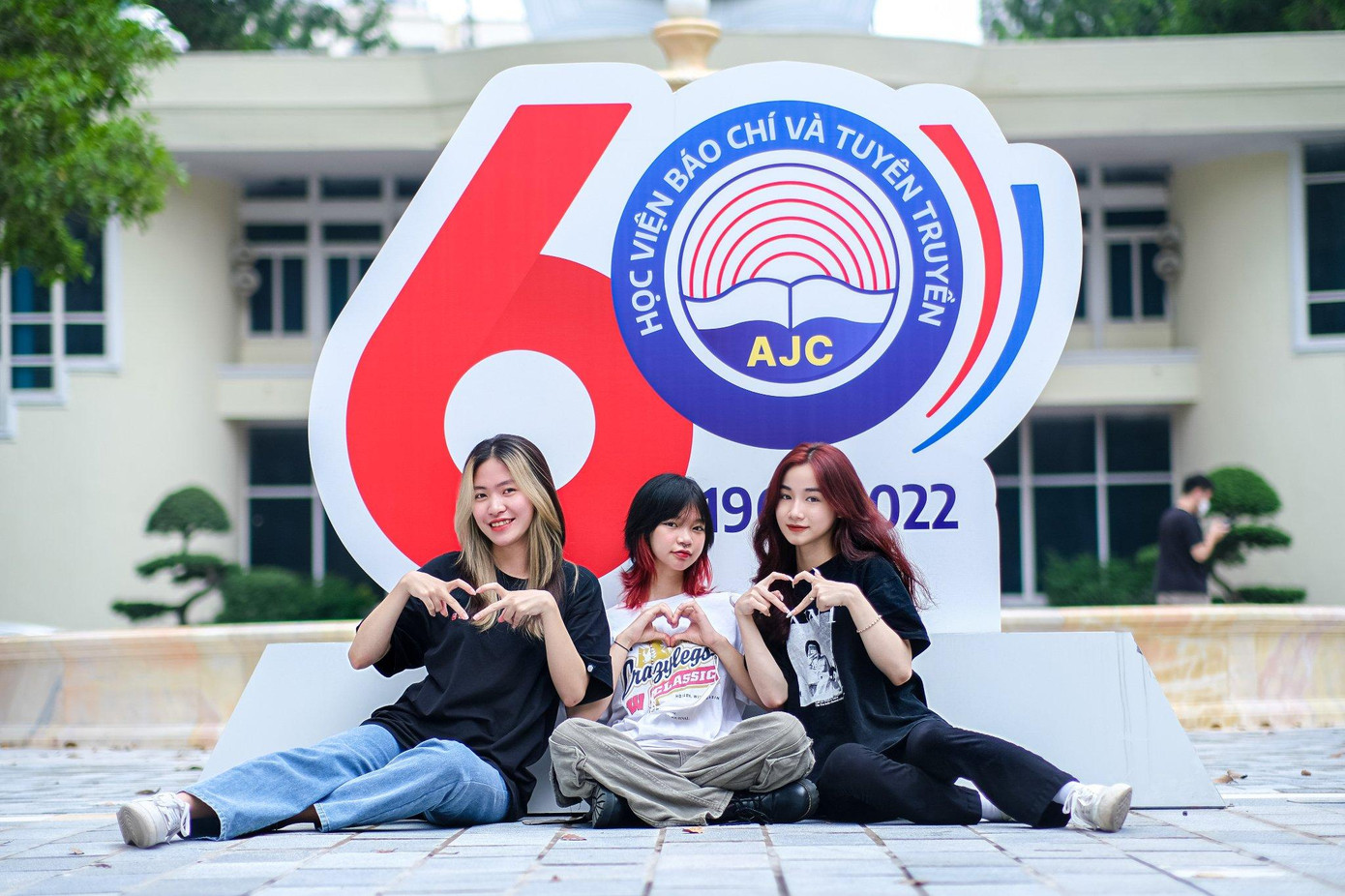 Sinh viên Học viện Báo chí và Tuyên truyền hòa chung không khí vui tươi của lễ kỷ niệm 60 năm thành lập, xây dựng và phát triển. Sinh viên Học viện Báo chí và Tuyên truyền hòa chung không khí vui tươi của lễ kỷ niệm 60 năm thành lập, xây dựng và phát triển.