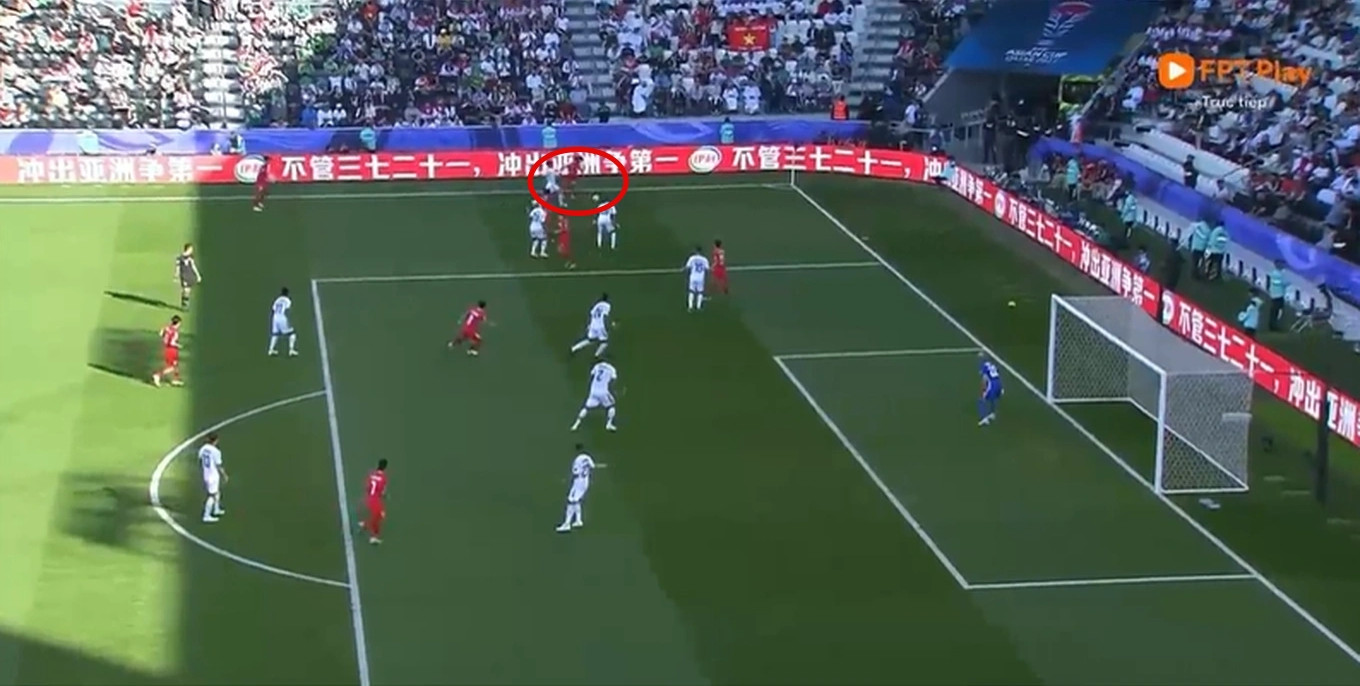 Công nghệ việt vị bán tự động xác định Khuất Văn Khang rơi vào thế việt vị.