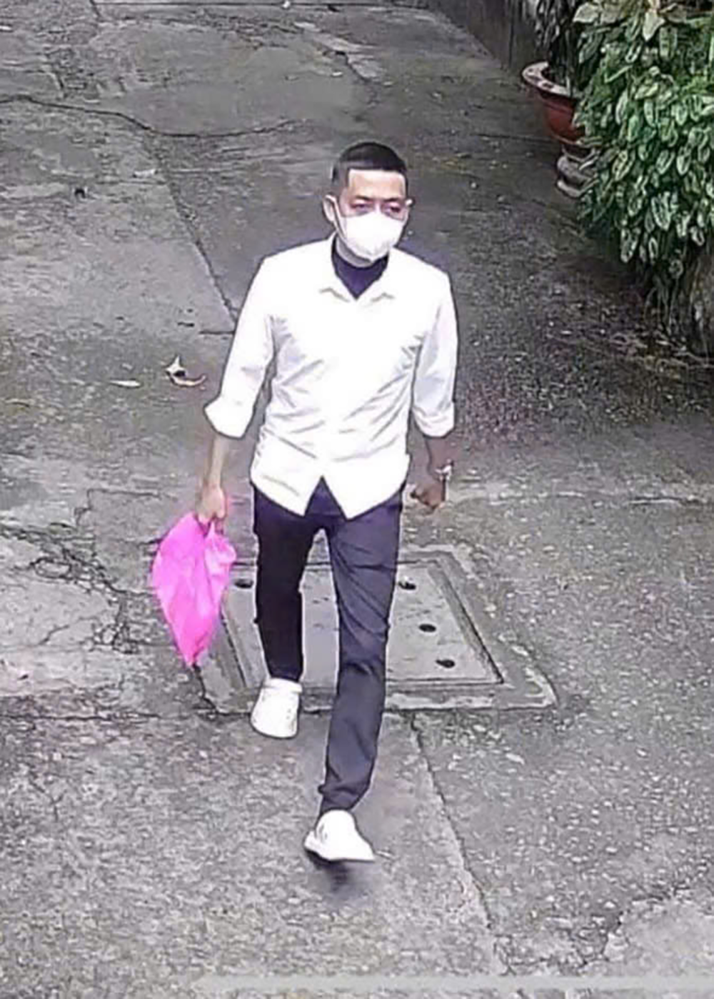 Camera an ninh ghi lại hình ảnh nghi phạm.