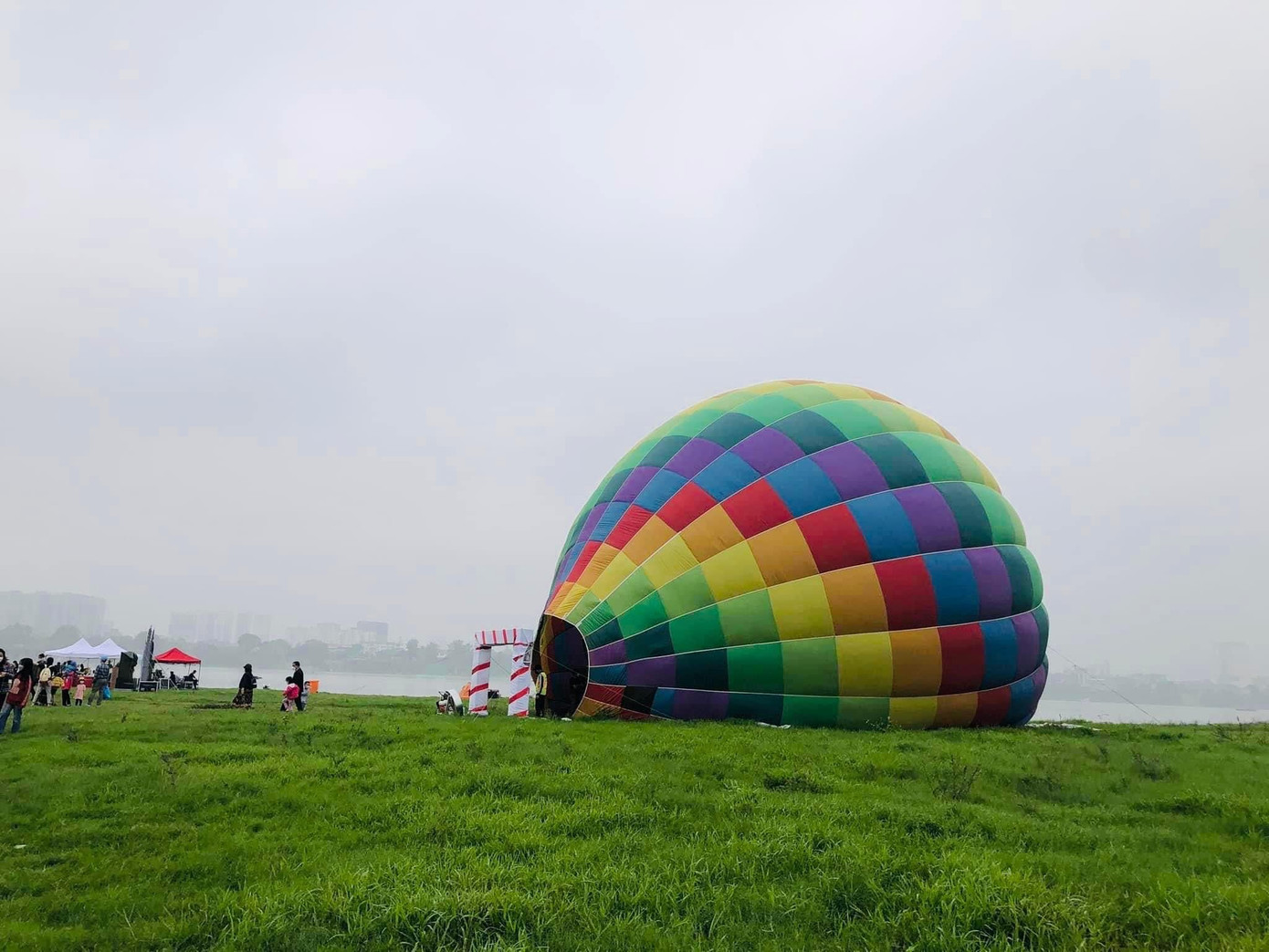 Mô hình khinh khí cầu được dựng tại khu vực lễ hội, du khách có thể đi vào bên trong để chụp ảnh, tham quan. Mô hình khinh khí cầu được dựng tại khu vực lễ hội, du khách có thể đi vào bên trong để chụp ảnh, tham quan.