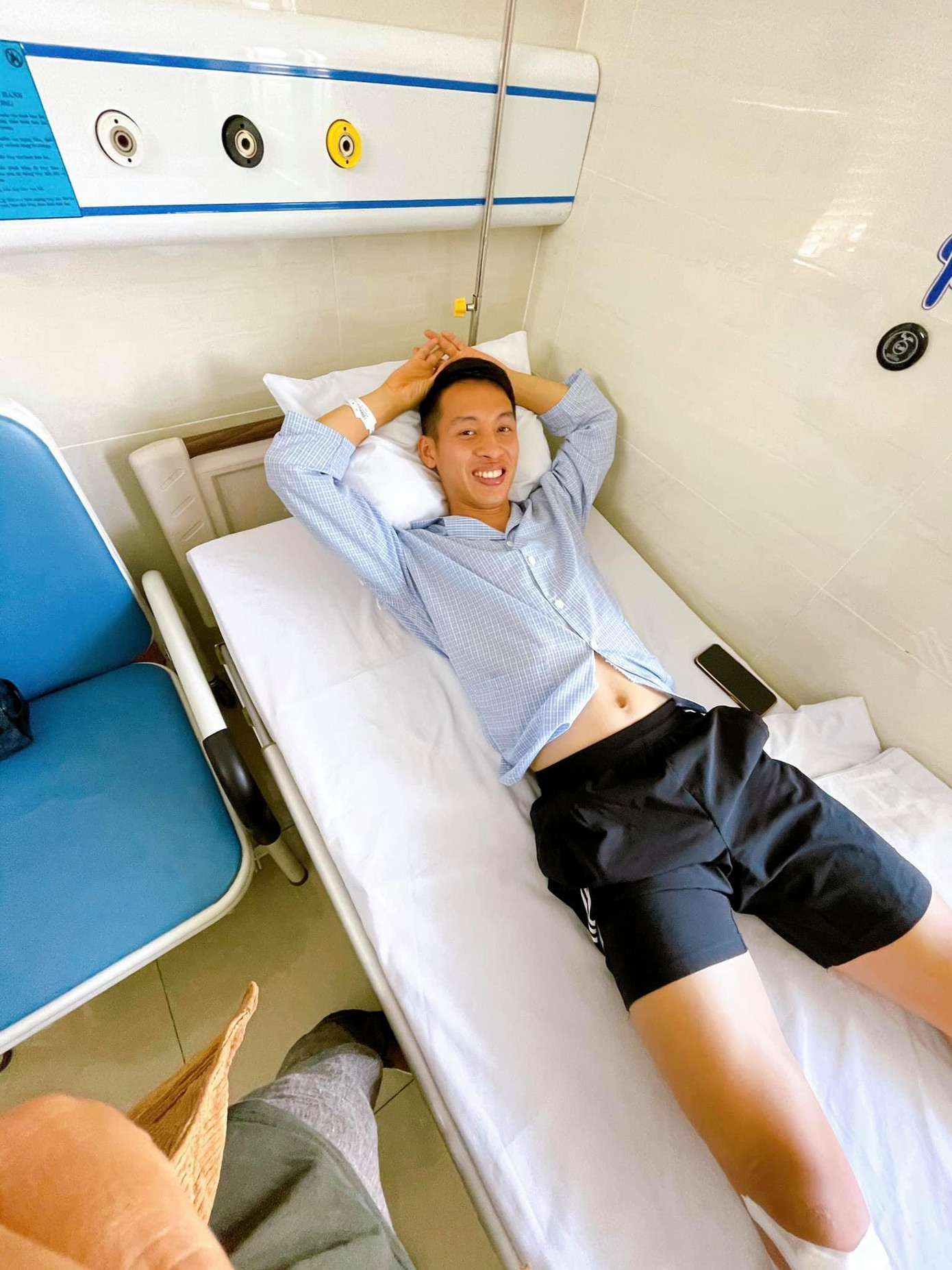 Cầu thủ Hùng Dũng nằm trên giường bệnh. Cầu thủ Hùng Dũng nằm trên giường bệnh.