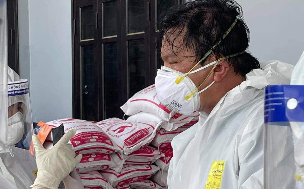 Giảng viên trường Đại học Kỹ thuật y tế Hải Dương ướt đẫm mồ hôi trong quá trình làm việc. (Ảnh: Bộ Y Tế) Giảng viên trường Đại học Kỹ thuật y tế Hải Dương ướt đẫm mồ hôi trong quá trình làm việc. (Ảnh: Bộ Y Tế)