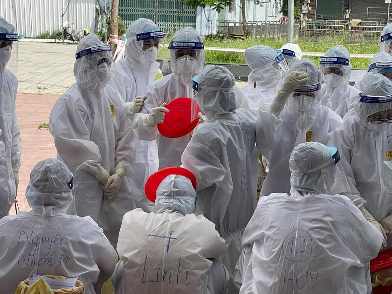 Các bạn sinh viên chỉ có thể phân biệt nhau qua dòng tên viết trên áo. (Ảnh: Bộ Y Tế) Các bạn sinh viên chỉ có thể phân biệt nhau qua dòng tên viết trên áo. (Ảnh: Bộ Y Tế)