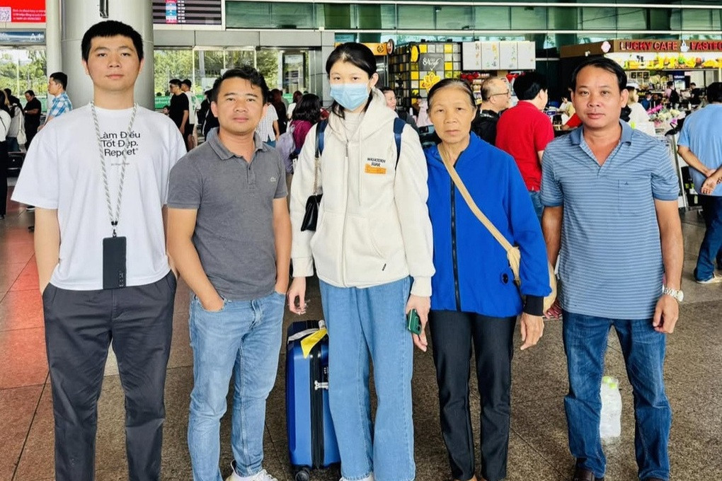 Hằng được người thân đón ở sân bay Tân Sơn Nhất sáng 9/2. (Ảnh: Gia đình cung cấp) Hằng được người thân đón ở sân bay Tân Sơn Nhất sáng 9/2. (Ảnh: Gia đình cung cấp)