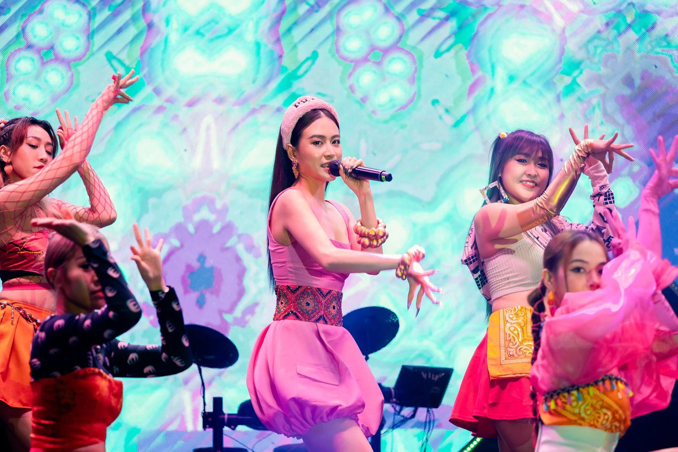 Ca sĩ Hoàng Thuỳ Linh đốt cháy sân khấu bằng những bản “hit khủng". Ca sĩ Hoàng Thuỳ Linh đốt cháy sân khấu bằng những bản “hit khủng".