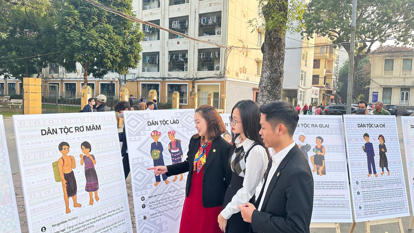 Đồng chí Hứa Thanh Hoa và đồng chí Tưởng Văn Thuấn tham quan triển lãm cùng các bạn sinh viên. Đồng chí Hứa Thanh Hoa và đồng chí Tưởng Văn Thuấn tham quan triển lãm cùng các bạn sinh viên.