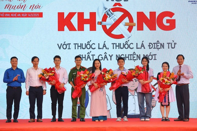 Ban Tổ chức tặng hoa cảm ơn các diễn giả.